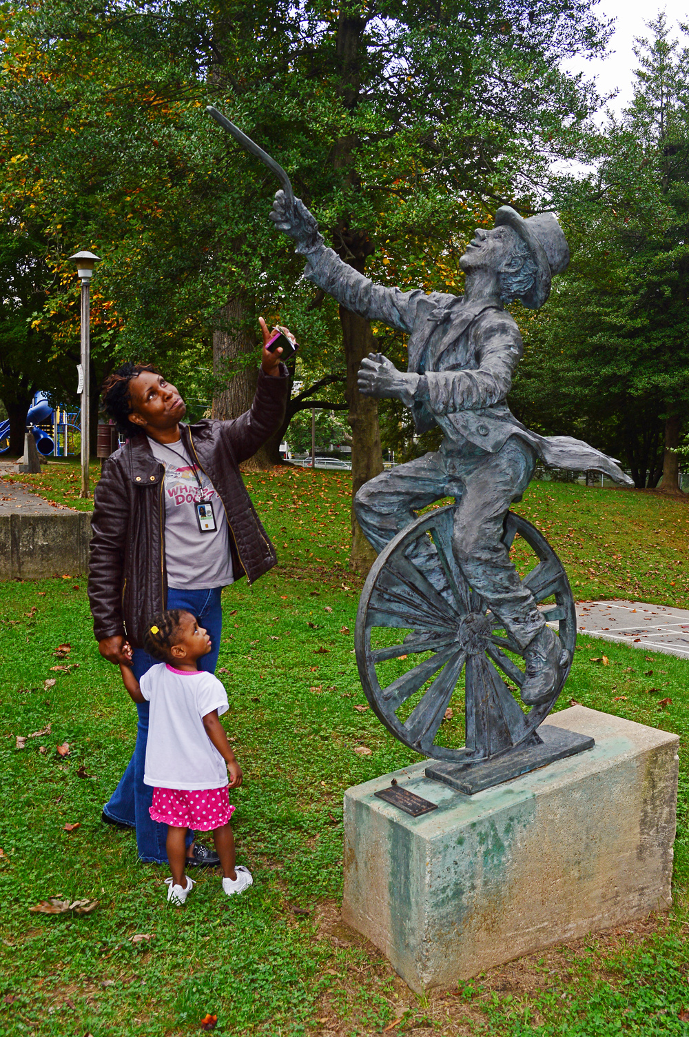 The Juggler, family enjoying the Sculpture!